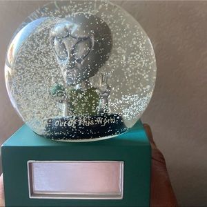 NIB Things Remembered Non-engraved Alien Snowglobe